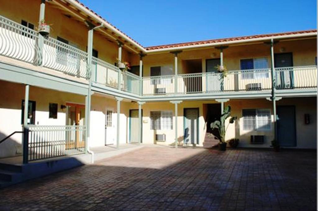 Bella Capri Inn And Suites Camarillo Exterior photo